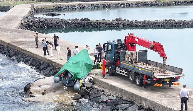 인양되는 고무보트. 연합뉴스
