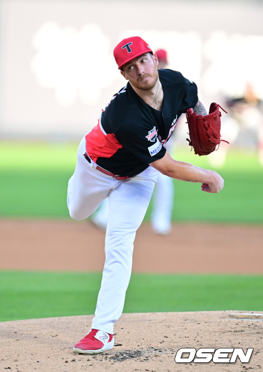 KIA 아담 올러가 투구를 하고 있다./OSEN DB