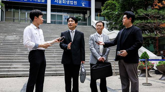 화현 위메프 대표이사(왼쪽)와 류광진 티몬 대표이사가 13일 오후 서울 서초구 서울회생법원에서 열린 티몬과 위메프 사태 관련 회생절차 협의회를 마친 뒤 취재진의 질문에 답하고 있다.