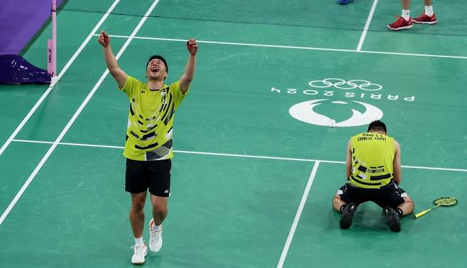 2024 파리올림픽 배드민턴 남자 복식 결승에서 대만의 리양(왼쪽)과 왕치린이 금메달을 확정지은 뒤 포효하고 있다. 자료 : 세계배드민턴연맹(BWF)