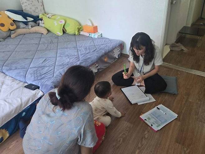 아산시 사례관리사가 복지사각지대 위기가구를 방문해 상담하는 모습 ⓒ아산시 제공