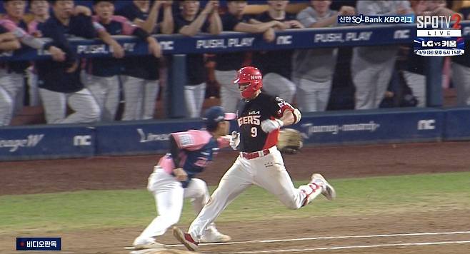 KIA 윤도현(오른쪽)이 7일 창원 NC전 9회초 1루로 질주하고 있다. 투구가 백스톱으로 빠졌지만, 심판의 콜이 나오지 않아 논란이 커졌다. 1루에서도 판독 끝에 아웃 판정이 나왔다. 사진|Tving 중계화면 캡처