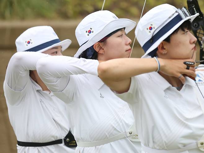 9일 광주 남구 광주국제양궁장에서 열린 2025 세계양궁선수권대회 리커브 여자 단체전에서 한국 선수들이 화살을 쏘고 있다. 왼쪽부터 강채영, 임시현, 안산. 연합뉴스