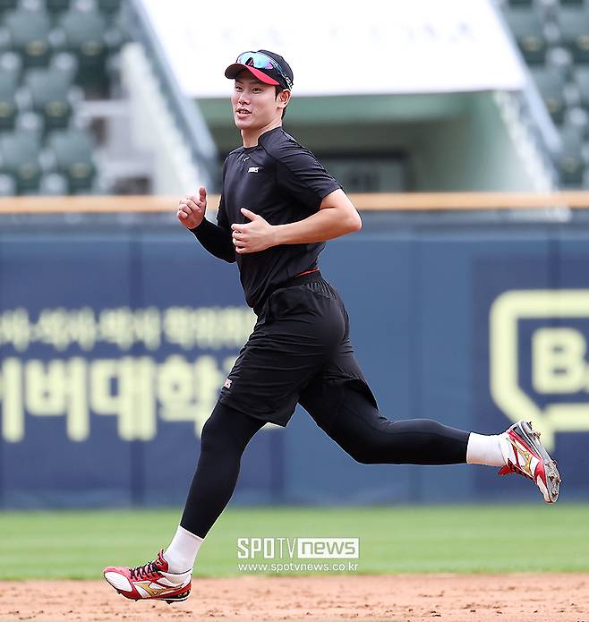 ▲ 잠실구장에서 1군 선수단과 함께 훈련하는 홍창기. ⓒ곽혜미 기자