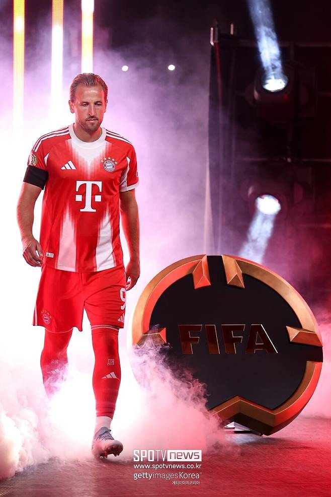 ▲ 케인의 미래는 여전히 불투명하다. 뮌헨에서의 성공을 이어갈 수도, 맨유라는 새로운 무대에서 마지막 도전을 선택할 수도 있다. 그리고 토트넘은 애써 담담한 척하지만, 마음 한편에서는 그가 다시 돌아와 주길 바라고 있다. 해리 케인의 다음 걸음은 단순한 이적 뉴스가 아니라, 수많은 팬들의 감정을 뒤흔드는 서사이자 축구계의 가장 큰 화두다.