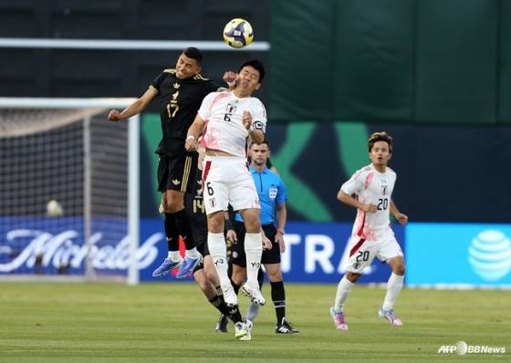 엔도 와타루(6번)가 7일 오전 11시(한국시간) 미국 캘리포니아주의 오클랜드 알라메다 카운티 콜리세움에서 열린 멕시코와 친선경기에서 공중볼 경합하고 있다. /AFPBBNews=뉴스1