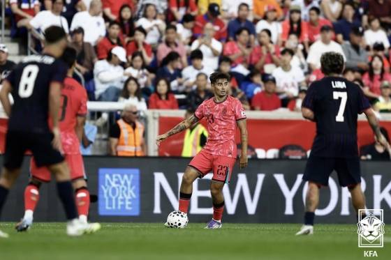 한국 축구대표팀 미드필더 옌스 카스트로프(가운데). /사진=대한축구협회 제공