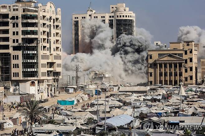 가자시티 공습 (가자시티 AFP=연합뉴스) 8일(현지시간) 가자지구 북부 가자시티의 알루야타워가 이스라엘군 공습에 무너지는 모습. 2025.9.8 photo@yna.co.kr