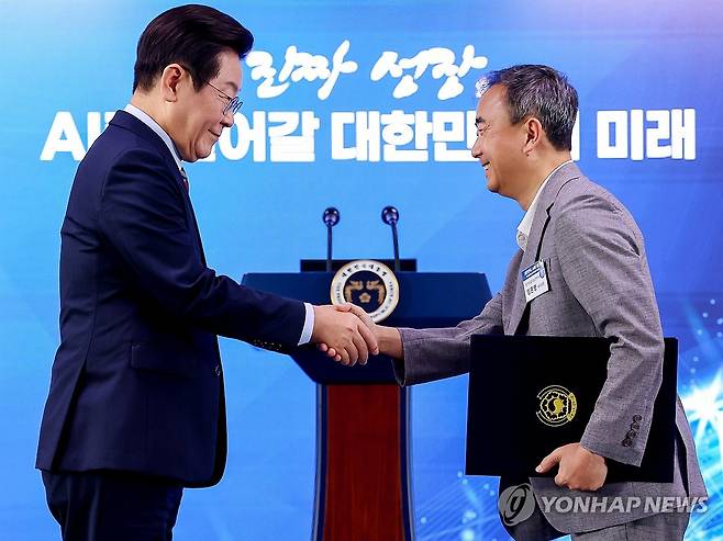 AI 전략위원회 출범식, 임문영 부위원장에게 위촉장 수여하는 이재명 대통령 (서울=연합뉴스) 김도훈 기자 = 이재명 대통령이 8일 서울 중구 서울스퀘어에서 열린 국가인공지능(AI) 전략위원회 출범식에서 임문영 부위원장에게 위촉장을 수여하고 있다. 2025.9.8 superdoo82@yna.co.kr
