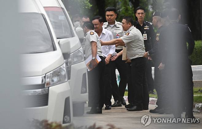 'VIP 수감논란' 탁신 전 태국 총리, 대법판결로 1년 교도소 실형 (방콕 로이터=연합뉴스) 탁신 친나왓 전 태국 총리가 9일(현지시간) 'VIP 수감' 논란과 관련해 대법원의 1년 교도소 수감 판결 직후 교도소로 가는 차량에 타고 있다.