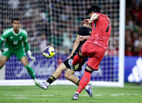 10일(한국시간) 미국 테네시주 내슈빌의 지오디스파크에서 열린 친선경기에서 한국의 손흥민이 멕시코를 상대로 동점 골을 넣고 있다. /연합뉴스