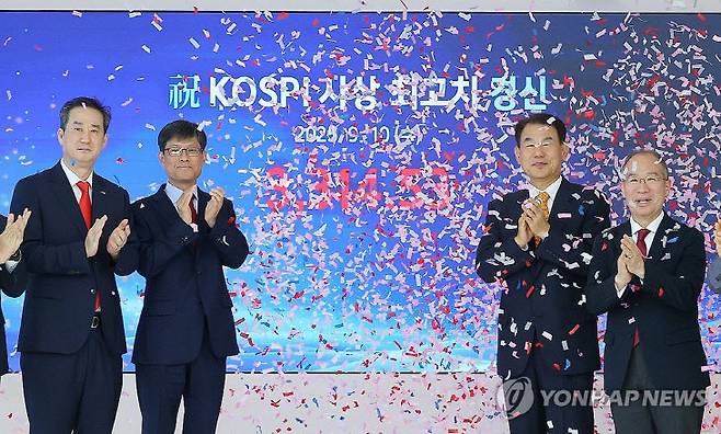 코스피가 종가 기준 사상 최고치를 기록한 10일 오후 부산 남구 한국거래소에서 정은보 한국거래소 이사장을 비롯한 관계자들이 축하 세리머니를 하고 있다.(사진=연합뉴스)