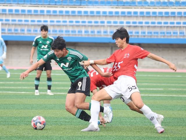 제105회 전국체육대회 축구 남자고등부 경기에 출전한 전주 영생고등학교 축구부 선수들이 충남서산FC를 상대로 1대0 승리를 거두고 있다. 오세림 기자