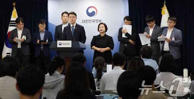 류제명 과기정통부 제2차관(가운데)이 10일 정부서울청사에서 KT 관계자들과 KT 고객 무단 소액결제 침해사고 브리핑을 진행하고 있다. (사진=뉴스1)