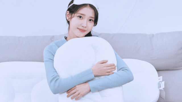 가수 '아이유'가 광고하는 경추베개|출처: 슬립앤슬립