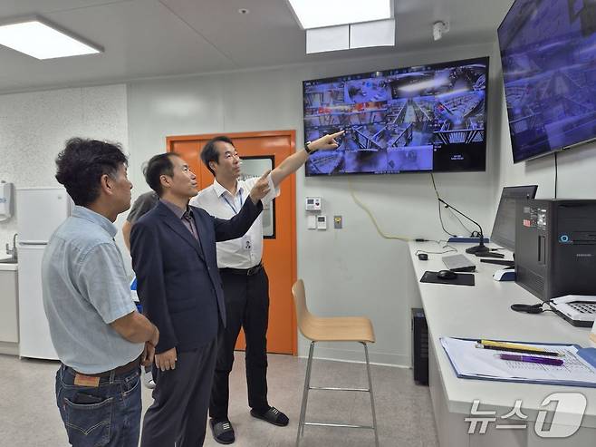 농촌진흥청 국립축산과학원 축산생명환경부 강민구 부장은 10일 충북 청주시 오송읍 소재 ㈜옵티팜을 방문해 유전자가위(편집) 가축 개발 현황을 청취하고, 실험실과 병원균 제어 시설 등을 둘러봤다. (사진제공=농촌진흥청)