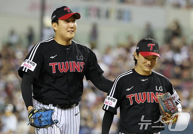 10일 서울 송파구 잠실야구장에서 열린 프로야구 '2025 신한 SOL뱅크 KBO 리그' LG트윈스와 두산 베어스의 경기에서 LG선발 손주영이 7대 3으로 앞선 상황에서 7회말 투구를 마친뒤 더그아웃으로 향하고 있다. 2025.9.10/뉴스1 ⓒ News1 이광호 기자