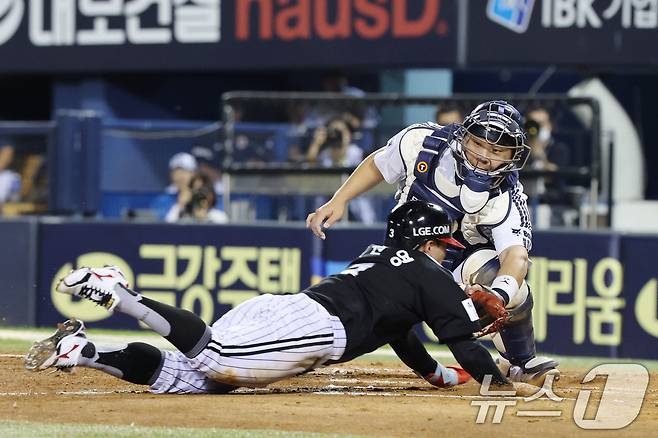 10일 서울 송파구 잠실야구장에서 열린 프로야구 '2025 신한 SOL뱅크 KBO 리그' LG트윈스와 두산 베어스의 경기에서 LG 5회초 무사 2, 3루 상황때 신민재의 희생플라이로 3루 주자 최원영이 홈에서 슬라이딩 세이프 되고 있다. 2025.9.10/뉴스1 ⓒ News1 이광호 기자