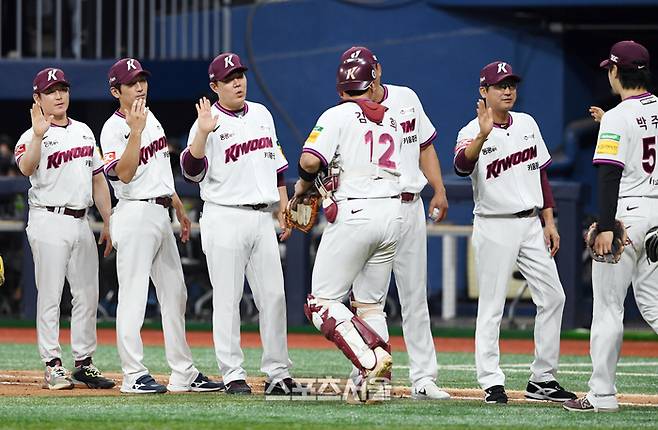 키움 설종진 감독대행(오른쪽 둘째)이 9일 서울 고척스카이돔에서 열린 2025 KBO리그 LG와 경기에서 승리한 뒤 선수들과 하이파이브를 나누고 있다. 고척 | 박진업 기자 upandup@sportsseoul.com