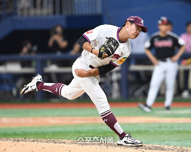 키움 박정훈이 9일 서울 고척스카이돔에서 열린 2025 KBO리그 LG와 경기 7회초 등판해 힘차게 공을 던지고 있다. 박정훈은 3이닝을 무실점으로 막아내며 데뷔 첫 세이브를 기록했다. 고척 | 박진업 기자 upandup@sportsseoul.com