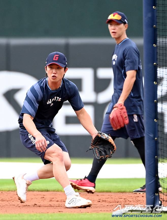 6일 부산 사직야구장에서 KIA와 롯데의 경기가 열릴 예정인 가운데 롯데 전민재와 박승욱이 수비훈련을 하고 있다. 부산=허상욱 기자wook@sportschosun.com/2025.08.06/