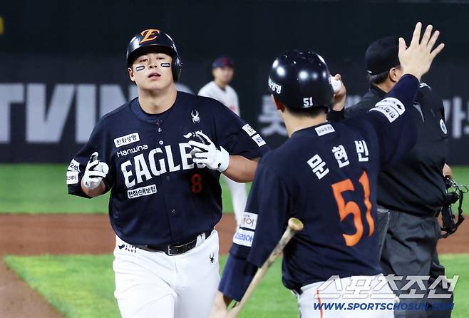 9일 부산 사직구장에서 열린 롯데 자이언츠와 한화 이글스의 경기. 6회초 1사 1루 한화 노시환이 투런포를 날린 뒤 환호하고 있다. 부산=박재만 기자 pjm@sportschosun.com/2025.09.09/