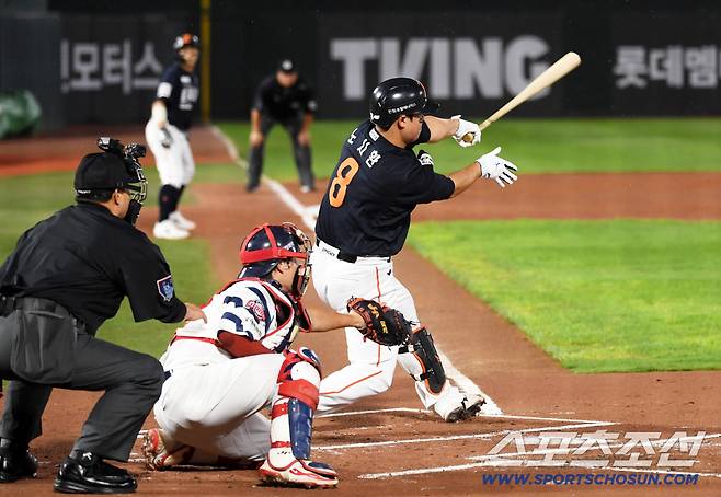 9일 부산 사직구장에서 열린 롯데 자이언츠와 한화 이글스의 경기. 1회초 무사 만루 한화 노시환이 적시타를 날리고 있다. 부산=박재만 기자 pjm@sportschosun.com/2025.09.09/