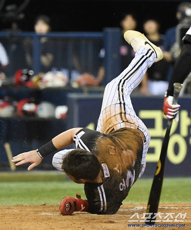 10일 서울 잠실구장에서 열린 LG-두산전. 5회초 1사 만루 오지환 타석. 3루주자 오스틴이 폭투 때 득점하고 있다. 잠실=정재근 기자 cjg@sportschosun.com/2025.9.10/