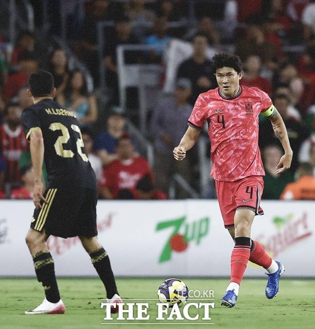 손흥민이 벤치에 있는 동안 주장 완장을 차고 선수들을 이끌고 있는 '수비의 핵' 김민재./내슈빌=ㅏㄻ