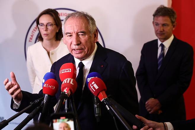 프랑수아 바이루 프랑스 총리(가운데)가 7월 31일 파리 외곽 몽트뢰유의 금융조사기관 트라핀(Tracfin)을 방문한 뒤 아멜리 드 몽샬랭 공공계정 담당 장관(왼쪽), 앙투안 마냐 트라핀 국장(오른쪽)과 함께 기자들에게 발언하고 있다. 바이루 총리는 재정 악화로 인해 공휴일 축소·복지 동결 등을 담은 긴축 예산안을 내놓은 상황이다. /EPA·연합뉴스