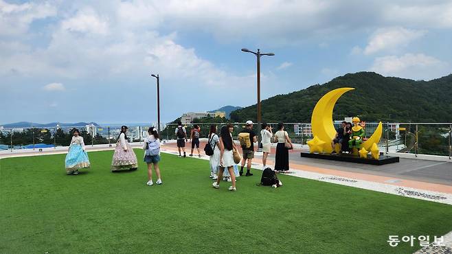 부산 사하구 감천문화마을 감내별마루체육센터 옥상에 설치된 어린왕자 조형물 앞에서 외국인 관광객들이 기념촬영을 하기 위해 줄을 서 있다. 김화영 기자 run@donga.com