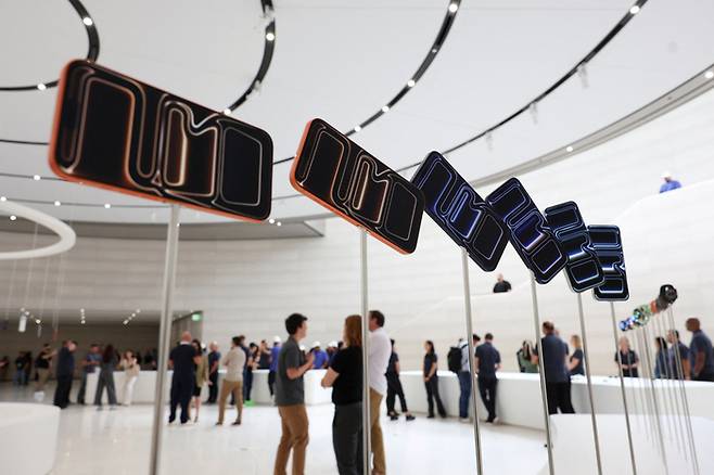 9일(현지시간) 미국 캘리포니아주 쿠퍼티노 애플파크에서 열린 신제품 발표회에서 아이폰17 등이 전시돼 있다. 〈로이터 연합뉴스〉