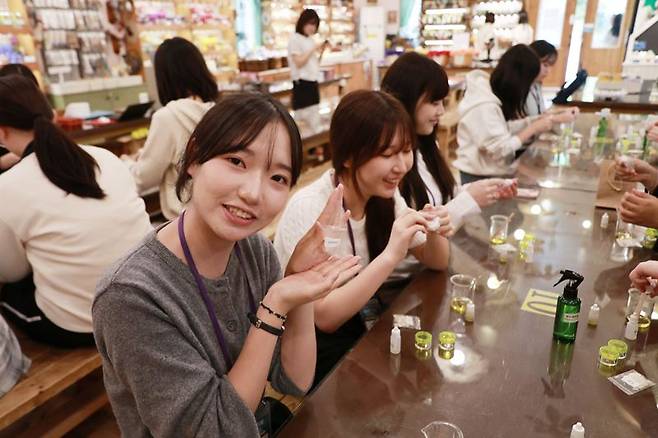 매향여자정보고 학생들이 지난 9일 경기 포천시 허브아일랜드에서 허브 체험활동을 하고 있다. 한국여성경제인협회 제공