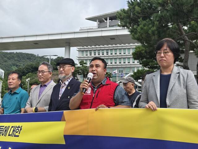 전남이주노동자인권네트워크는 10일 전남 무안 전남경찰청 정문 앞에서 대한조선 이주노동자 갈취 사건과 관련해 강력한 수사를 촉구하는 기자회견을 열고 있다. 전남이주노동자인권네트워크 제공