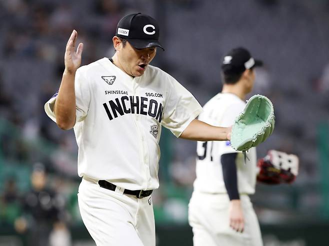 지난달 31일 인천 NC전에서 최원준을 헛스윙 삼진 처리한 노경은이 환호하고 있다. SSG 제공