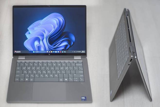 디스플레이는 16:10 비율의 2.8K 14인치 OLED가 탑재됐다. 인텔 코어 울트라 5 226V 탑재 모델은 FHD+(1920x1200) 해상도 IPS 패널이 탑재된다 / 출처=IT동아