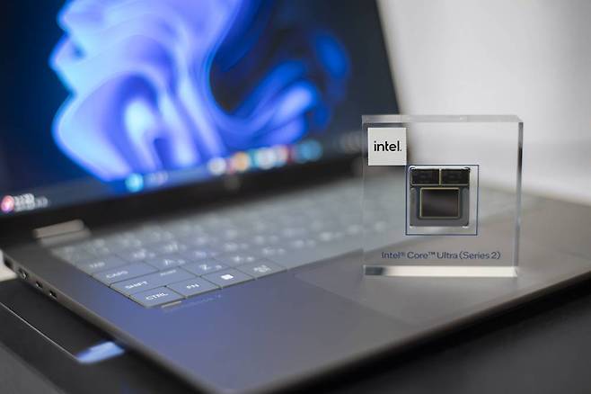리뷰에 사용된 노트북은 인텔 코어 울트라 7 258V에 32GB 메모리를 탑재했다 / 출처=IT동아