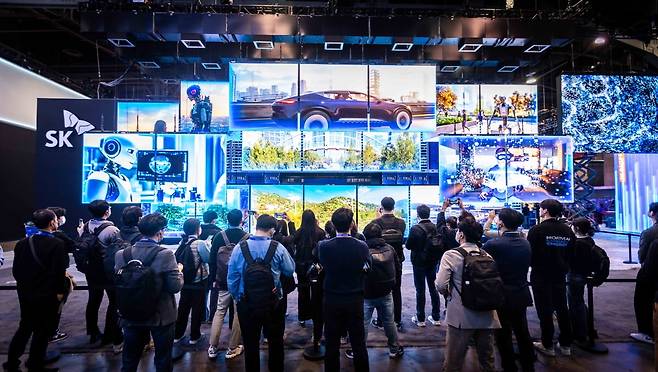 올 초 미국 라스베이거스에서 열린 세계 최대 가전·IT 전시회 CES 2025에서 선보인 SK그룹 전시관./SK