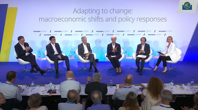 제롬 파월 미 연방준비제도 의장(왼쪽에서 세번째)이 지난 7월1일(현지시간) 포르투갈 신트라에서 열린 ‘유럽중앙은행(ECB) 중앙은행 포럼’ 정책토론 중 박수를 받고 있다. ECB 유튜브 갈무리