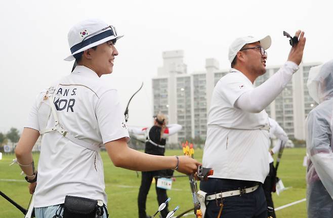 한국 선수들이 9일 광주 남구 광주국제양궁장에서 열린 2025 세계양궁선수권대회 리커브 혼성 4강에서 승리한 후 기뻐하고 있다. 연합뉴스