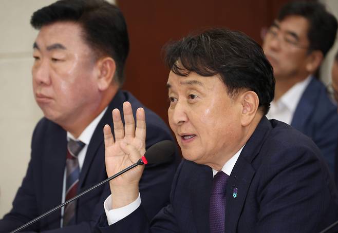 10일 서울 여의도 국회 행정안전위원회 전체회의에서 열린 청주 오송지하차도 참사의 진상규명과 재발 방지대책 마련을 위한 국정조사에서 김영환 충북지사가 의원질의에 답하고 있다. 연합뉴스