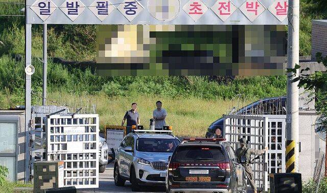 10일 오후 경기도 파주시 육군 모 부대에서 훈련 중 폭발 사고가 일어나 폭발물 처리반이 위병소를 통과하고 있다. 연합뉴스