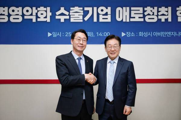 정명근 화성특례시장이 지난 2월 화성을 찾은 이재명 당시 더불어민주당 대표에게 일반구 설치를 포함한 시 주요현안을 전달하고 있다. 화성특례시 제공