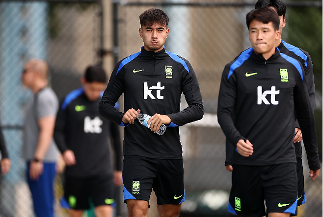 4일(현지시간) 미국 뉴욕 아이칸 스타디움에서 진행된 한국 축구 대표팀 훈련에서 옌스 카스트로프가경기장으로 향하고 있다. 사진-=연합뉴스 제공