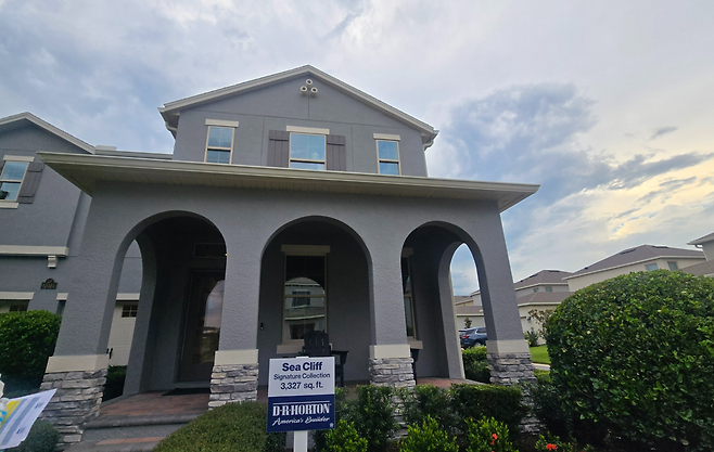 플로리다주 윈터가든시에 위치한 고급 주거단지 Waterleigh의 모델하우스. 7개 유형 중 가장 고급 유형인 시클리프(Sea Cliff) 주택으로, 이번 매물의 가격은 91만6500달러 수준이다. 홍승희 기자