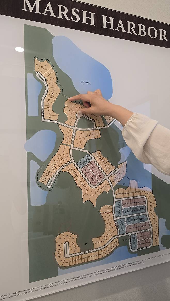 현지 중개인이 미국 플로리다주 윈터가든에 위치한 고급주거단지 Waterleigh에 대해 설명하고 있다. 홍승희 기자