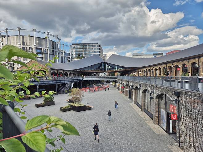 지난 8일(현지시간) 찾은 영국 런던 북부 킹스크로스 콜 드롭스 야드 쇼핑몰 전경. 3층에는 삼성전자 최신 제품 체험매장 ‘삼성 킹스크로스’가 있다. 런던=김현일 기자