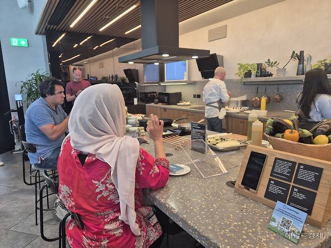 영국 런던 ‘삼성 킹스크로스’ 매장 내 주방에서는 실제 셰프가 삼성전자 주방가전으로 만든 음식을 방문객들에게 제공하고 있다. 런던=김현일 기자