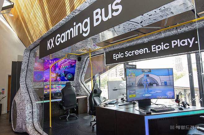 영국 런던 ‘삼성 킹스크로스’ 매장 내에는 버스 형태의 게이밍 존이 마련돼 실제 방문객들은 삼성 게이밍 모니터로 게임을 즐길 수 있다. 런던=김현일 기자
