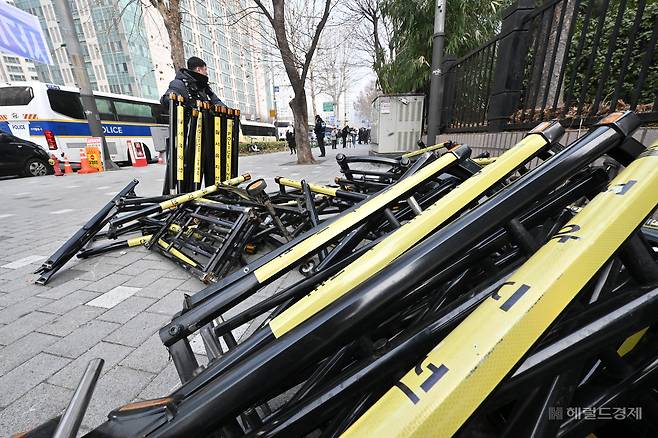 지난 1월 20일 오전 서울 마포구 서울서부지방법원 정문에 철책이 폭동으로 인해 파손되어 있다. 임세준 기자